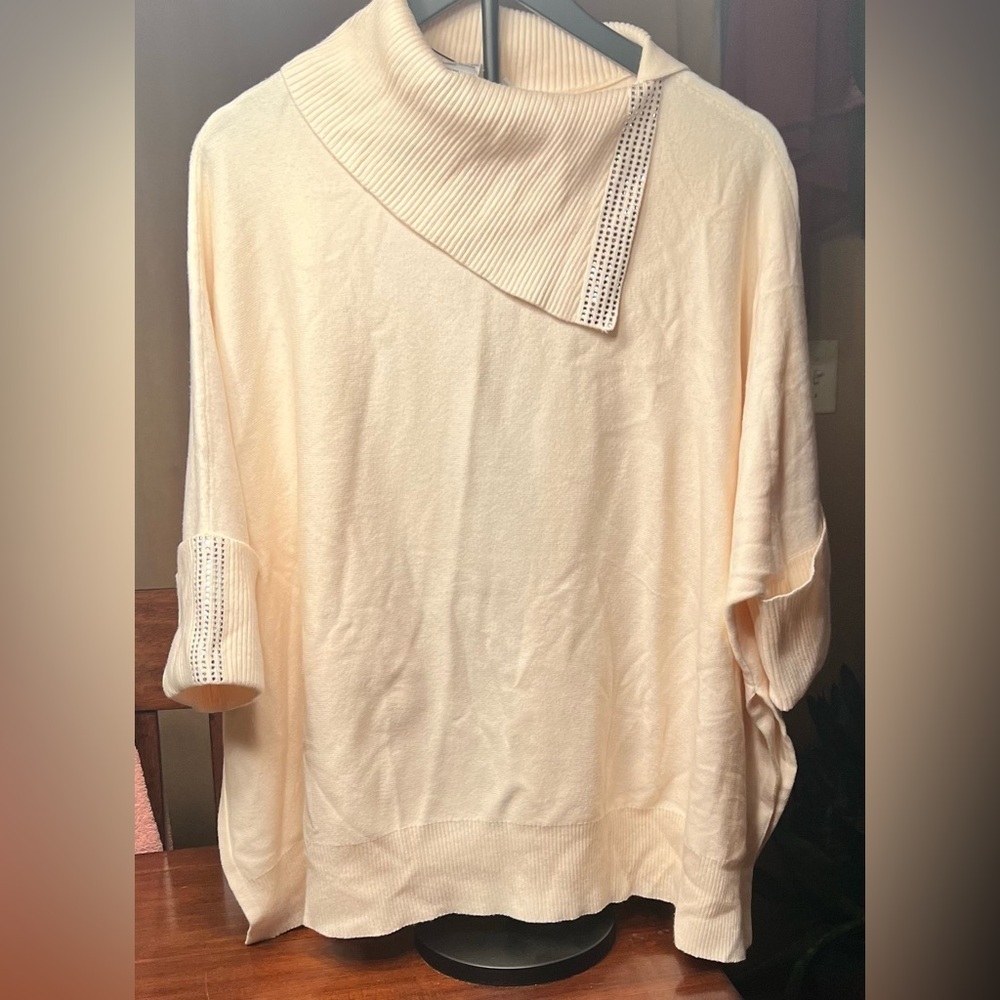 🆕 NWT Chico’s CREAM Cashmere Blend Sweater Poncho
*Model/try on reference only